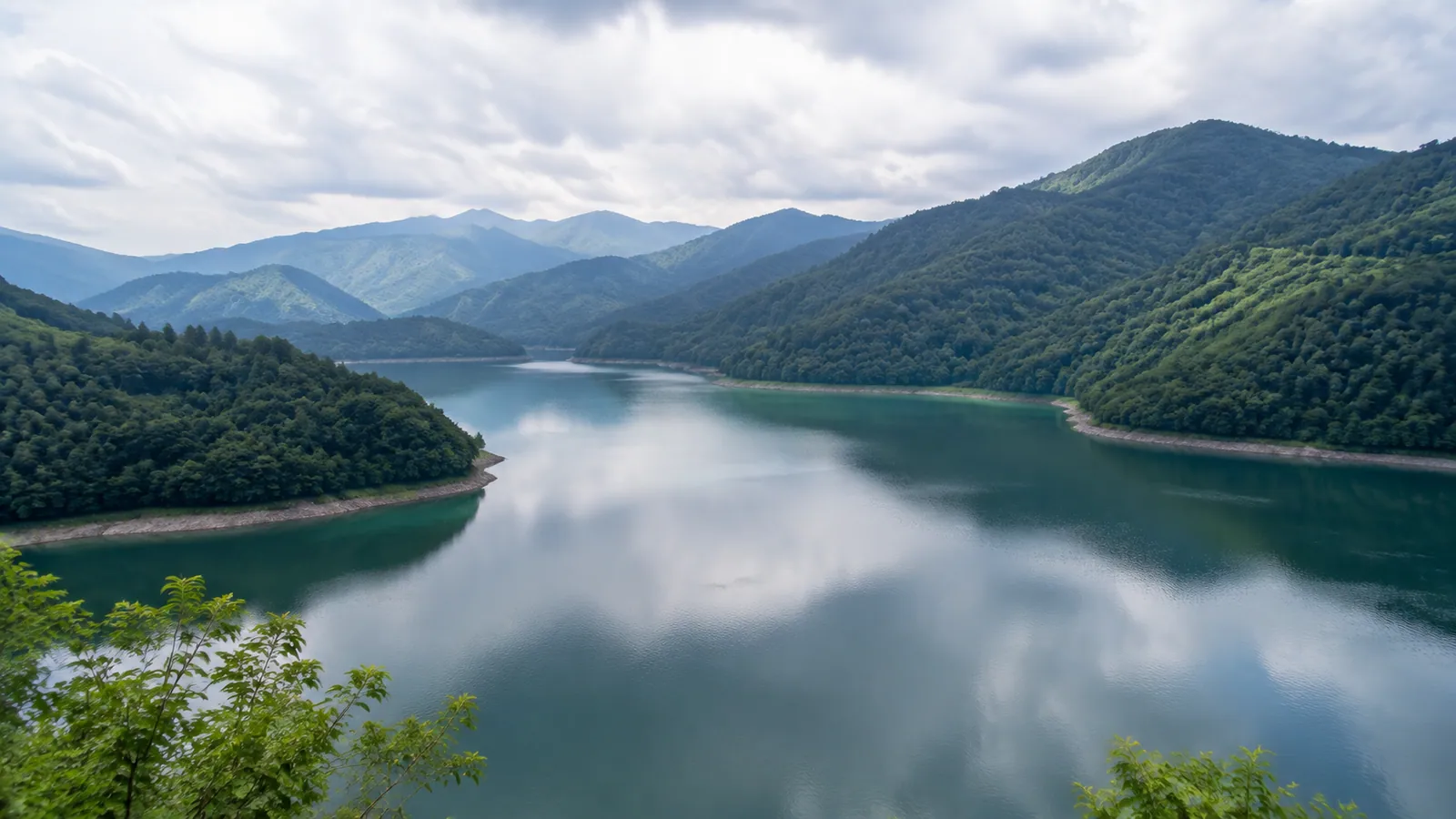 森林群山間的平靜蓄水水域,AI 情境圖