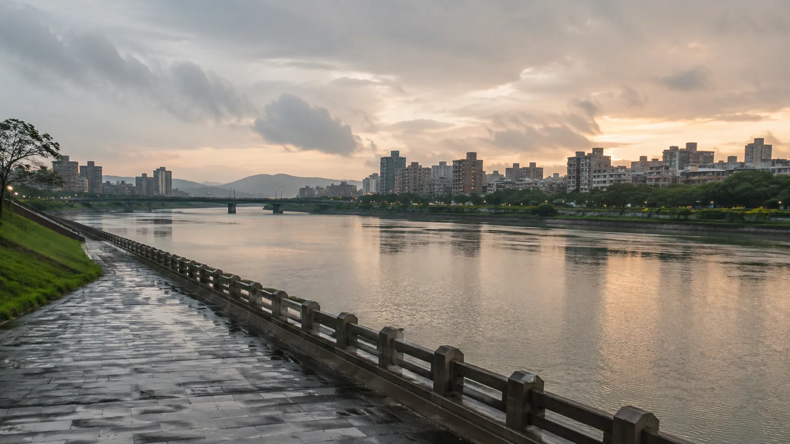 雨後城市河道與有護欄的堤岸,AI 情境圖